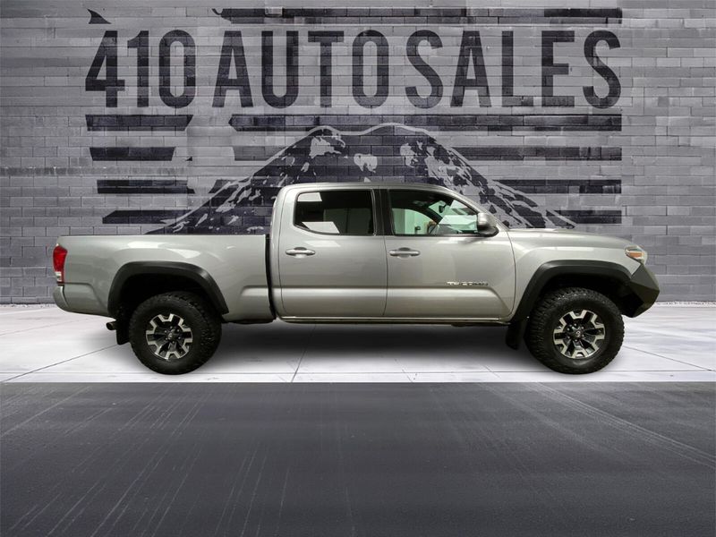 2017 Toyota Tacoma TRD Off-Road photo 2