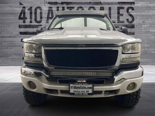 2005 GMC Sierra 2500HD SLT Lower Image 3