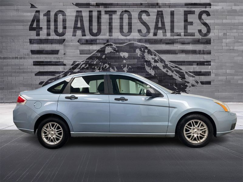 2009 Ford Focus SE Upper Image 2