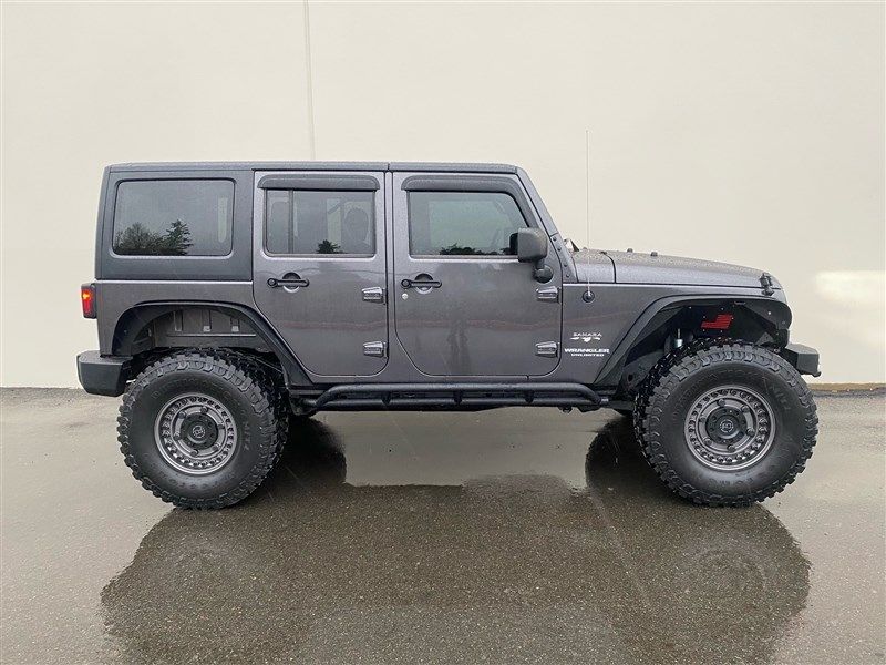 2017 Jeep Wrangler Unlimited Sahara photo 2