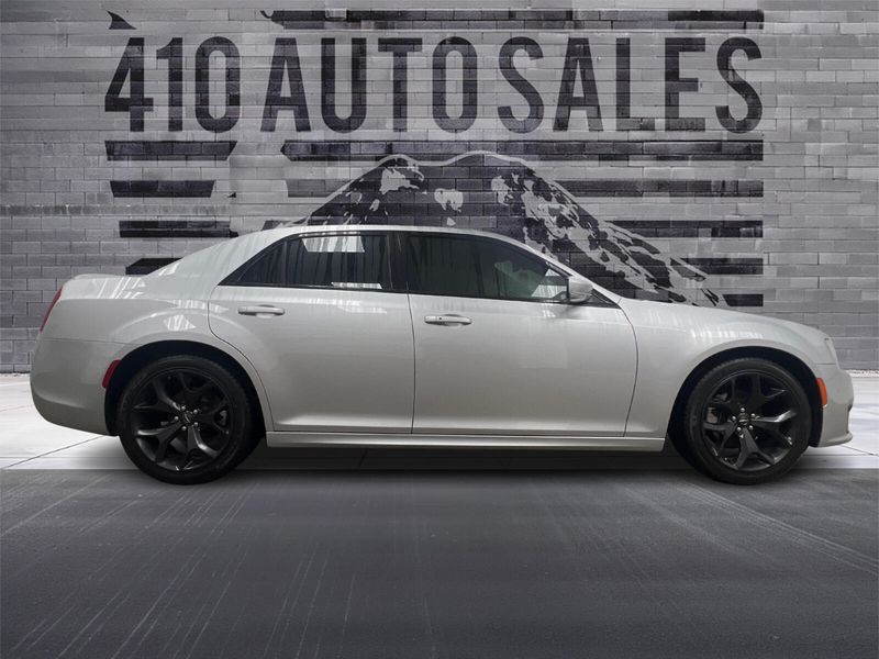 2022 Chrysler 300 S photo 2