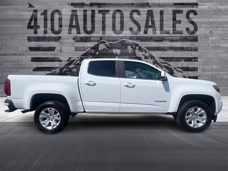 2018 Chevrolet Colorado LT photo 2