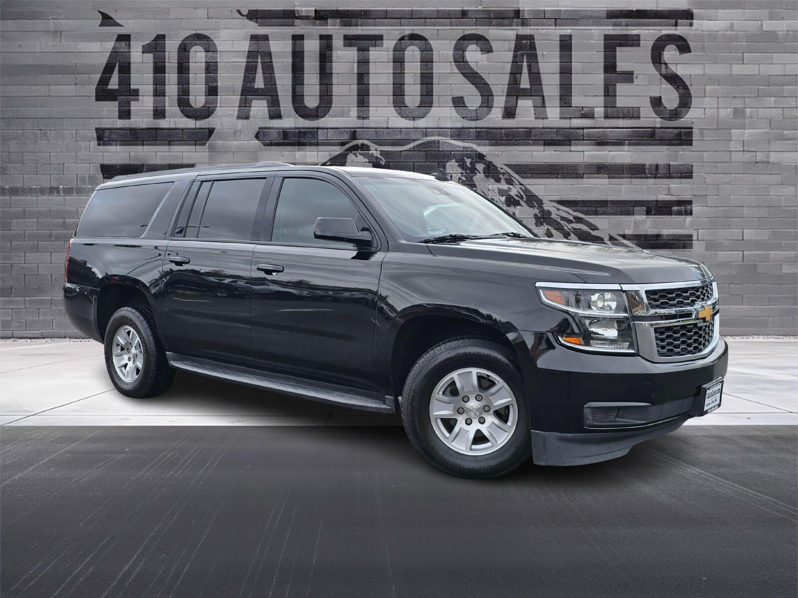 2019 Chevrolet Suburban 4WD 1500 LT's photo