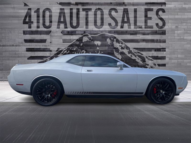 2010 Dodge Challenger SRT8 photo 2