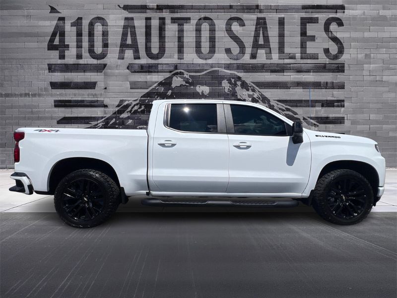 2021 Chevrolet Silverado RST photo 2