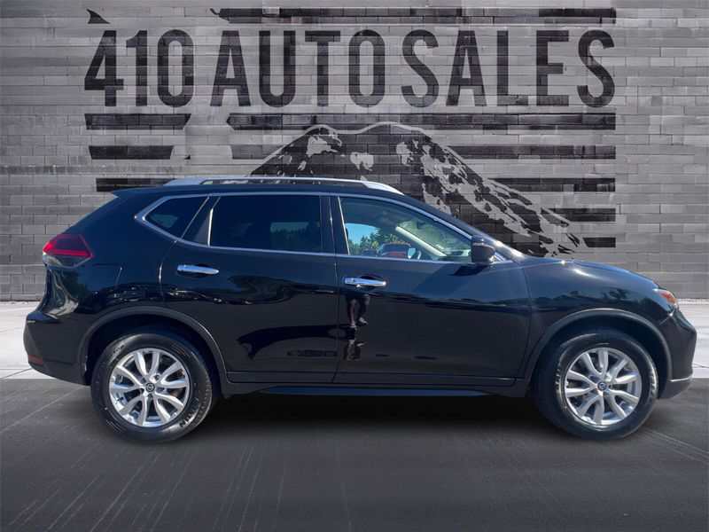 2019 Nissan Rogue SV photo 2