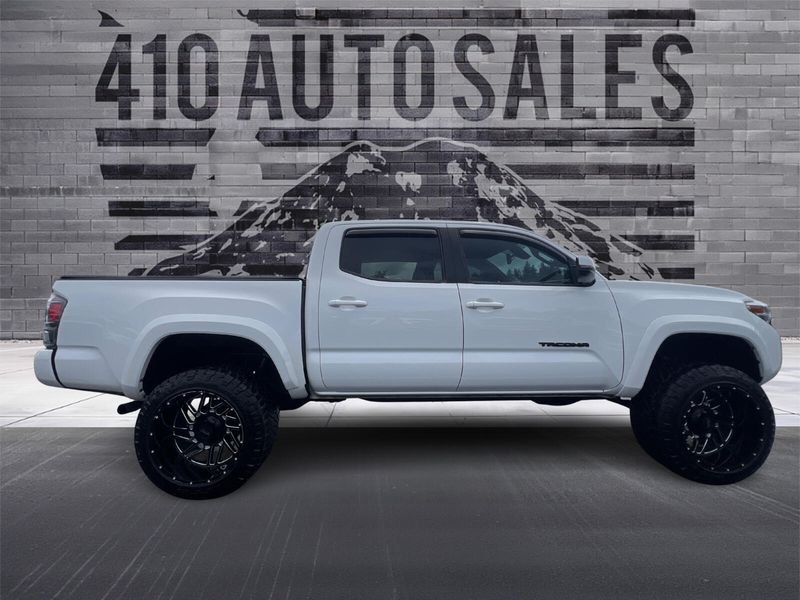 2020 Toyota Tacoma TRD Sport photo 2