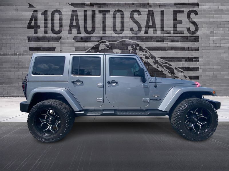 2017 Jeep Wrangler Unlimited Sahara photo 2