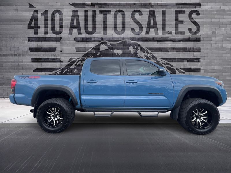 2019 Toyota Tacoma TRD Off-Road V6 photo 2