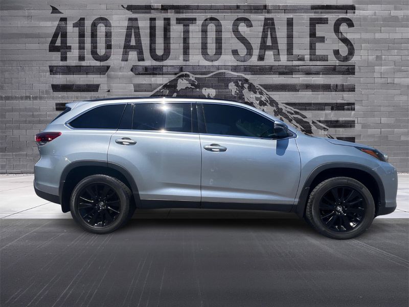 2019 Toyota Highlander SE photo 2