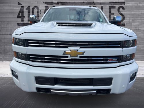 2018 CHEVY 3500 LTZ Lower Image 3