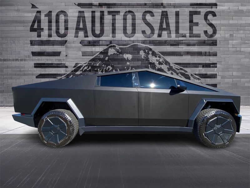 2024 Tesla Cybertruck photo 2