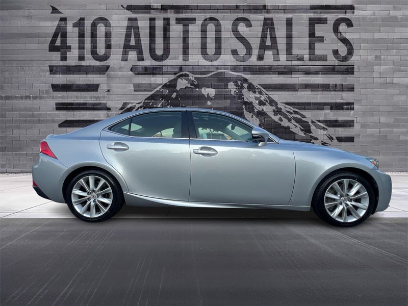 2016 Lexus IS 200t photo 2