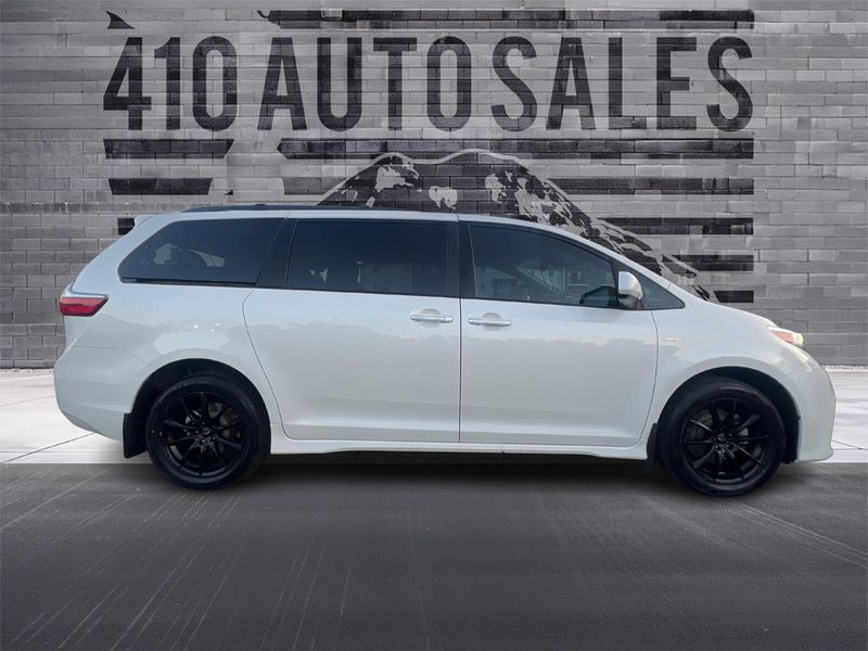 2019 Toyota Sienna XLE photo 2