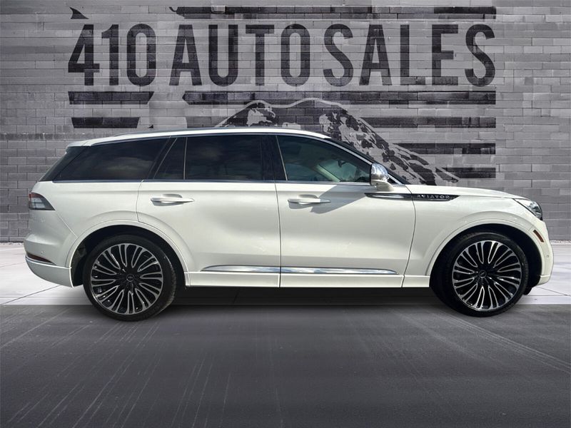 2022 Lincoln Aviator Black Label photo 2