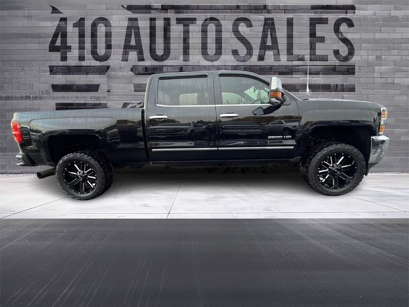 2015 Chevrolet Silverado 2500HD LTZ Crew Cab Upper Image 2