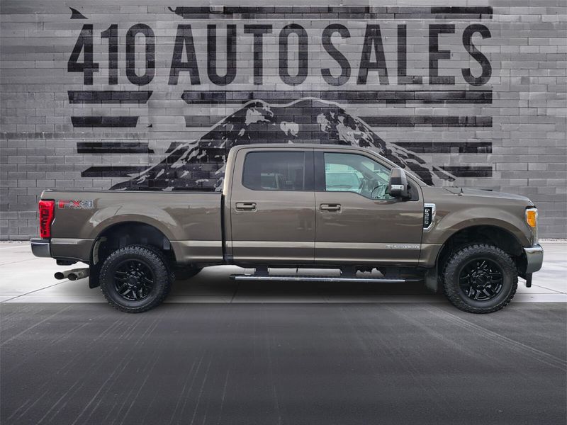 2017 Ford F-350 Super Duty Lariat Upper Image 2
